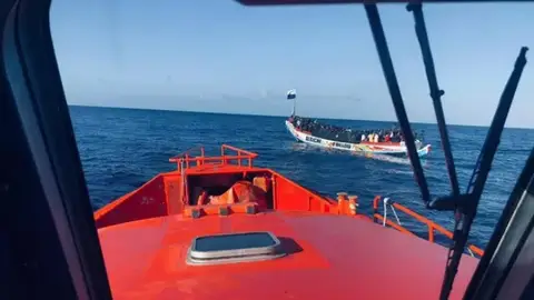 Rescate de un cayuco en aguas de Canarias Rescate de un cayuco en aguas de Canarias