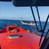 Rescate de un cayuco en aguas de Canarias