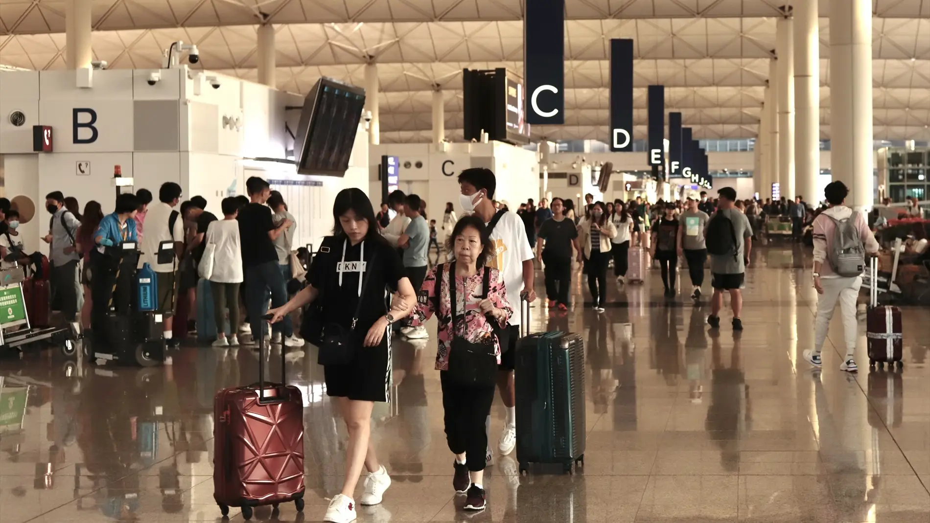 China elimina la obligación de pruebas covid previas a la llegada para los  viajeros | Onda Cero Radio