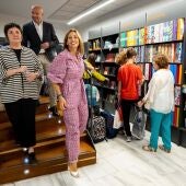 La alcaldesa ha visitado una de las librerías participantes