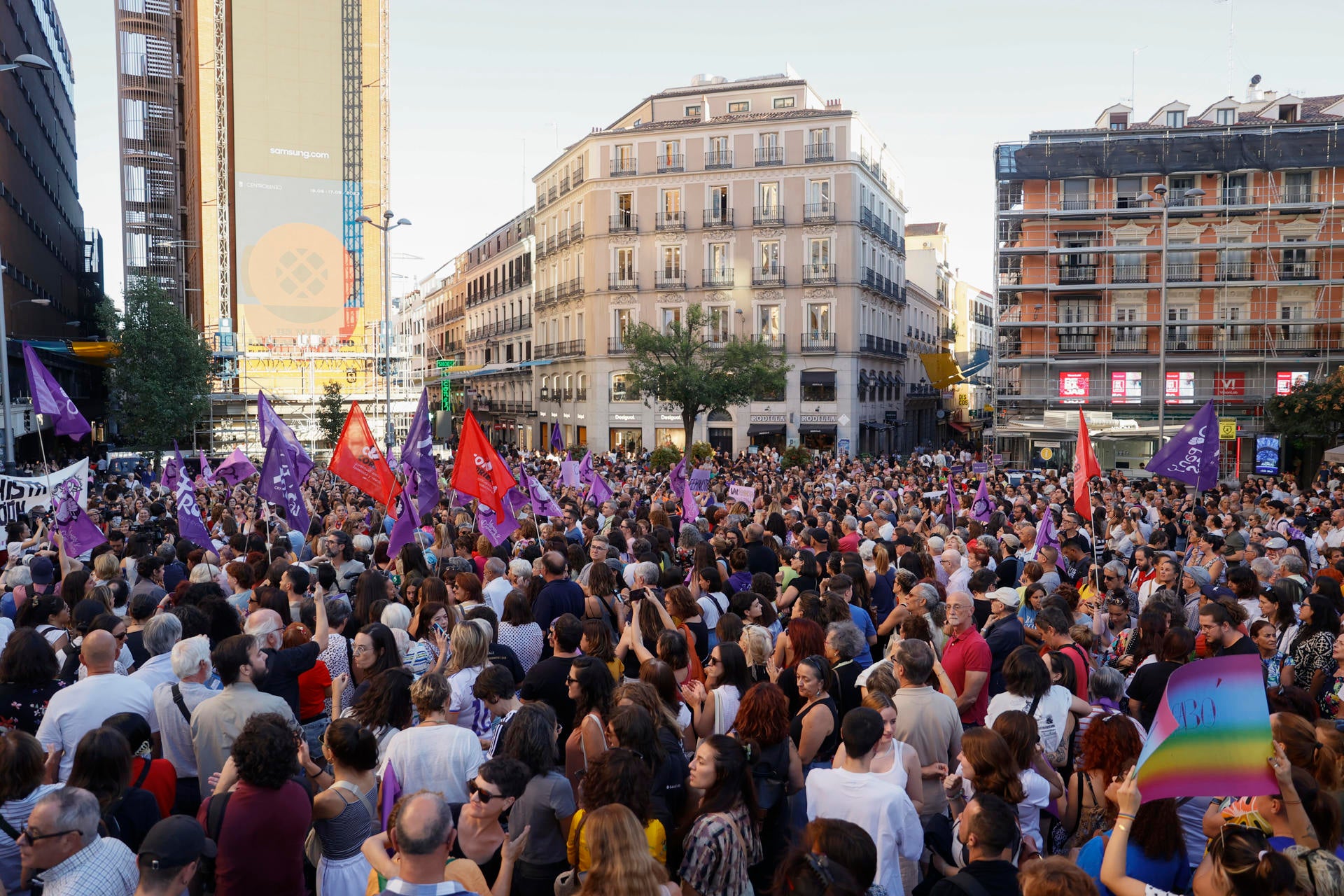 Más de un millar de asistentes en la concentración feminista de Madrid en apoyo a Jenni Hermoso Más de un millar de asistentes en la concentración feminista de Madrid en apoyo a Jenni Hermoso