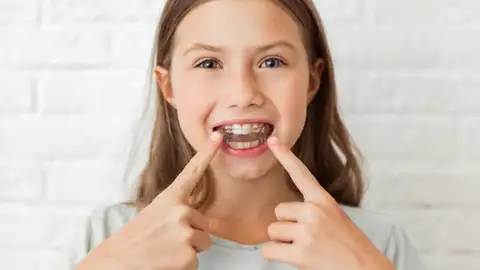 Niña con brackets Llevar aparato está "de moda"