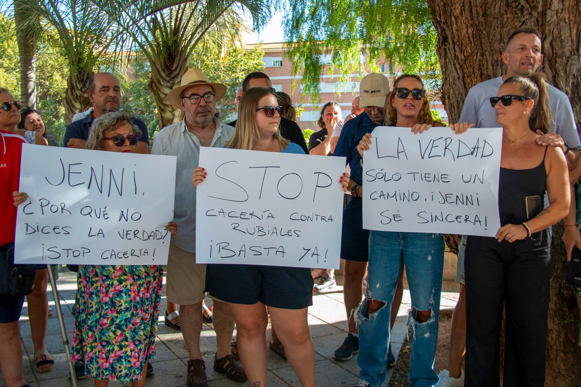 Alrededor de 200 vecinos se concentran ante la iglesia donde la madre de Rubiales sigue en huelga de hambre Alrededor de 200 vecinos se concentran ante la iglesia donde la madre de Rubiales sigue en huelga de hambre