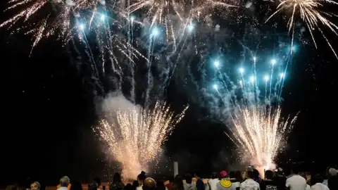 La Segunda Playa del Sardinero acoge los fuegos artificiales por la festividad de los Santos Mártires Fuegos artificiales en Santander
