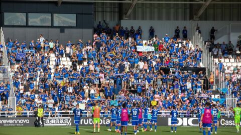 Los jugadores del Oviedo saludan a la afici&oacute;n en Burgos