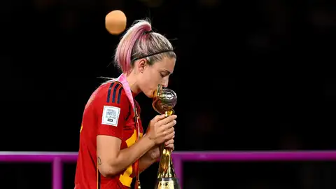 Alexia Putellas besa la Copa del Mundo tras ganar el Mundial Alexia Putellas besa la Copa del Mundo tras ganar el Mundial