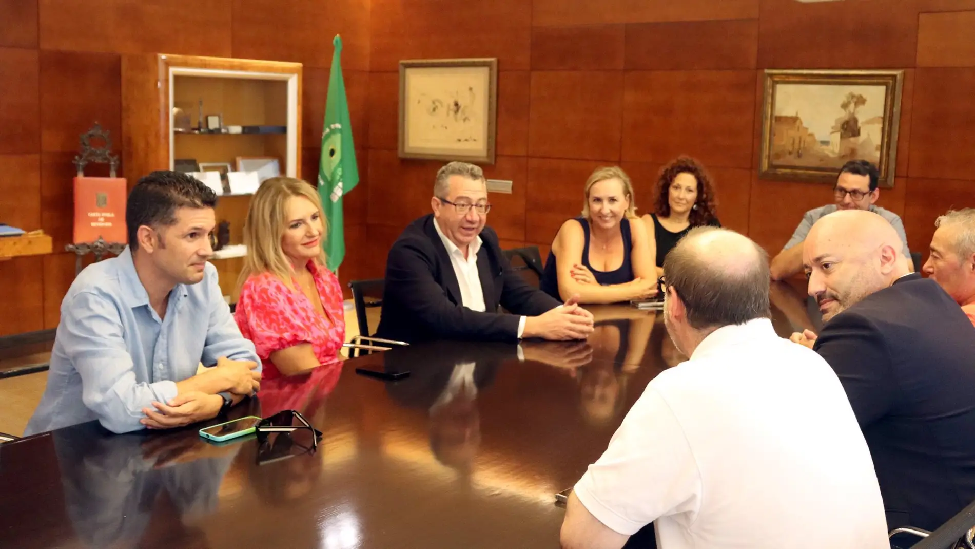 Toni Pérez y los responsables del sector turístico en la Costa Blanca 