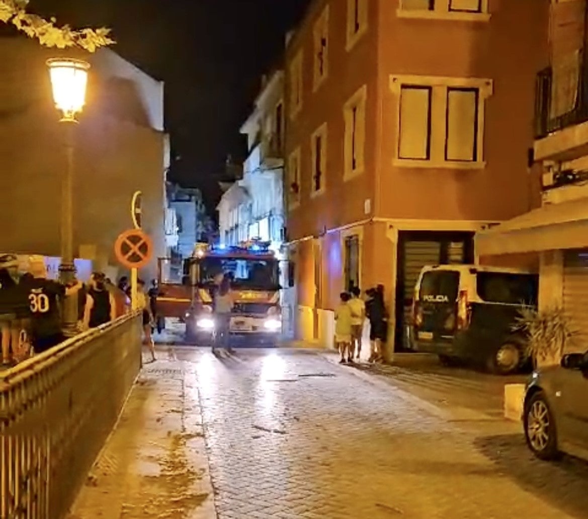 Un incendio en El Raval de Elche deja sin luz durante horas a decenas de vecinos Un incendio en El Raval de Elche deja sin luz durante horas a decenas de vecinos