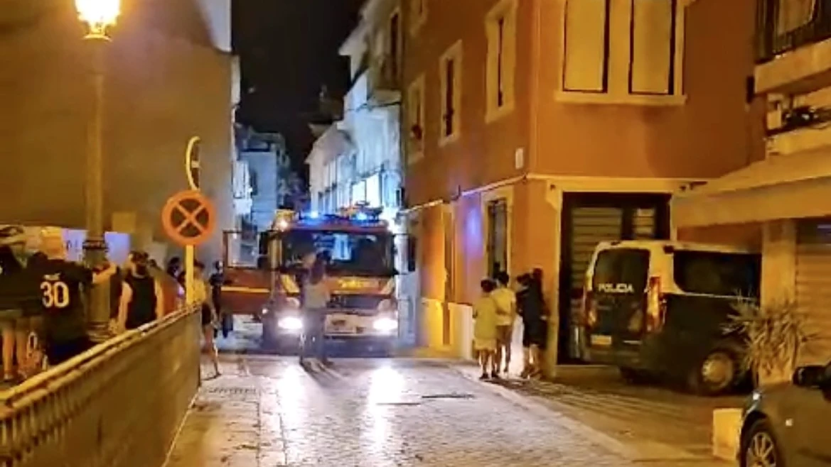 Un incendio en El Raval de Elche deja sin luz durante horas a decenas de vecinos Un incendio en El Raval de Elche deja sin luz durante horas a decenas de vecinos