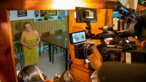 Luis Rubiales pide a su madre que deje el encierro, pero ella se niega: "Seguiré hasta que mi cuerpo aguante" Luis Rubiales pide a su madre que deje el encierro, pero ella se niega: "Seguiré hasta que mi cuerpo aguante"