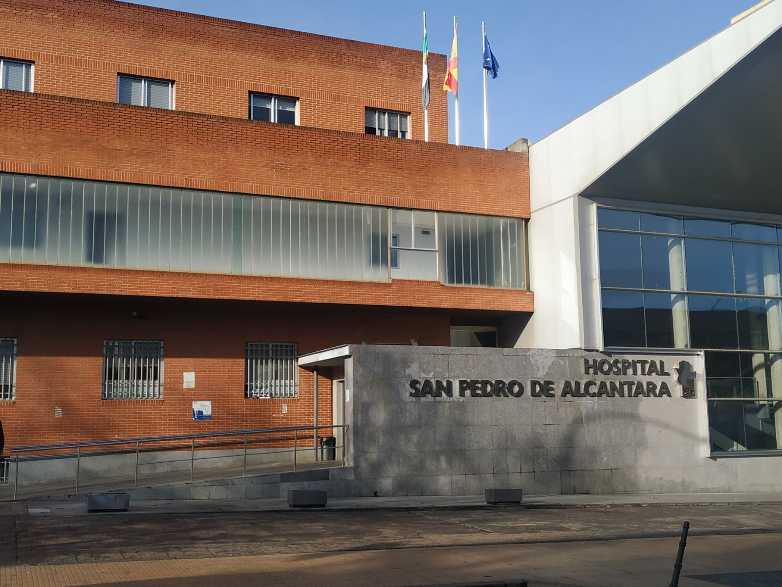 Un fallecido y seis hospitalizados,dos de ellos en UCI, por un brote de legionela en Cáceres Un fallecido y seis hospitalizados,dos de ellos en UCI, por un brote de legionela en Cáceres
