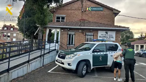 Detenido por presuntamente grabar vídeos por debajo de faldas o vestidos de mujeres sin su consentimiento .