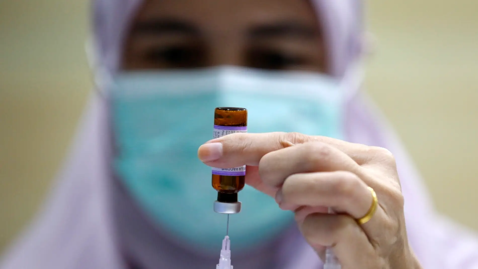 Una enfermera prepara la vacuna del Covid