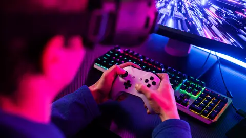 Joven jugando a videojuegos Joven jugando a videojuegos