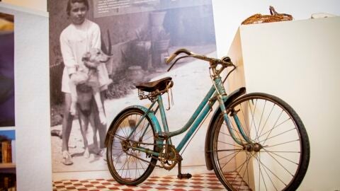 Una bicicleta en la exposici&oacute;n temporal &lsquo;La infancia distinta de nuestros abuelos y nuestras abuelas&rsquo; del Museo de Pu&ccedil;ol.