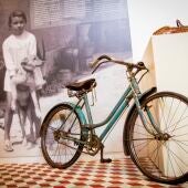 Una bicicleta en la exposición temporal ‘La infancia distinta de nuestros abuelos y nuestras abuelas’ del Museo de Puçol.