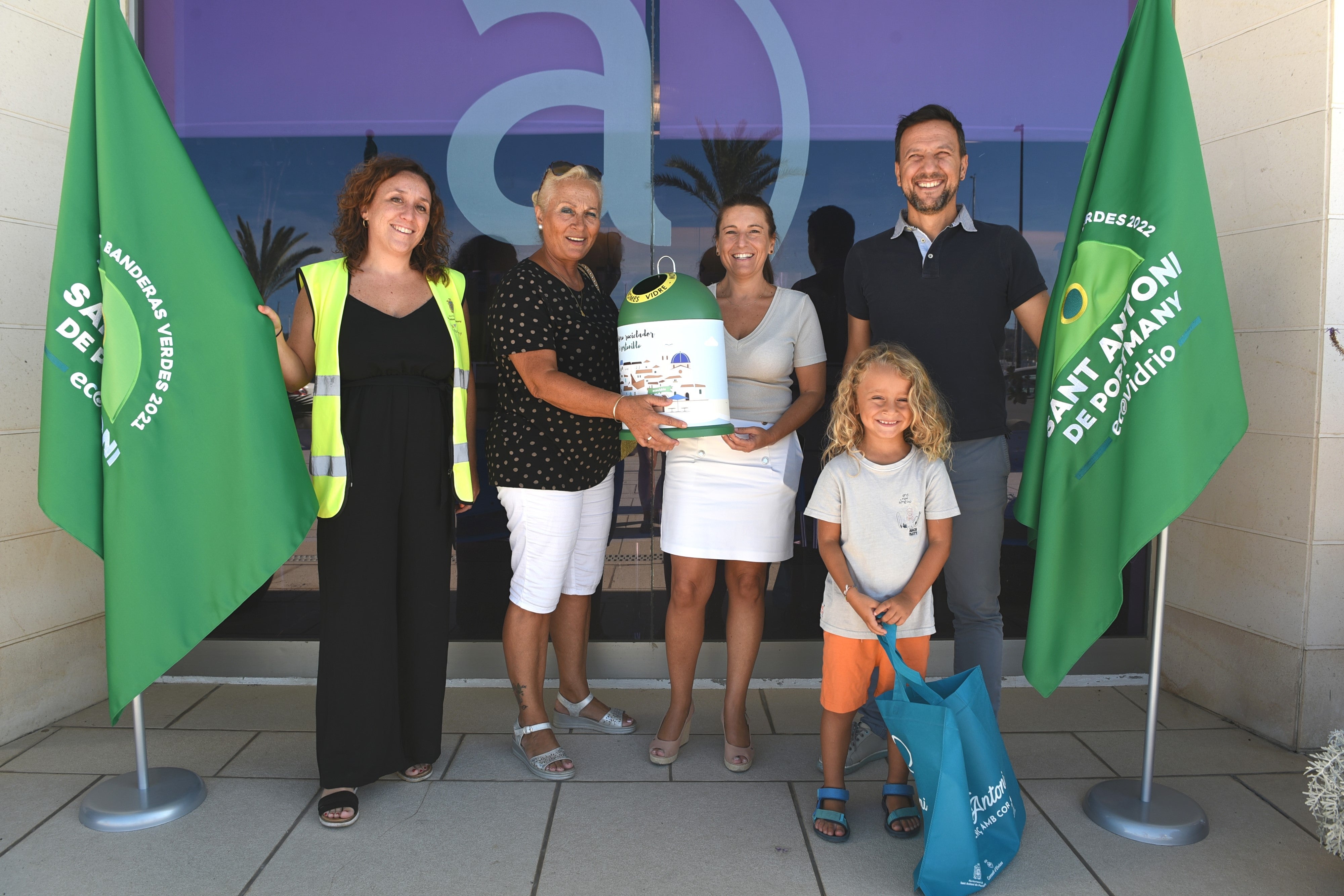 El Ayuntamiento de Sant Antoni de Portmany entrega un ‘miniglú’ a la ganadora del segundo concurso ‘Banderas Verdes’ El Ayuntamiento de Sant Antoni de Portmany entrega un ‘miniglú’ a la ganadora del segundo concurso ‘Banderas Verdes’