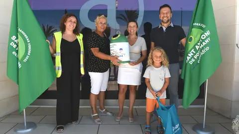 El Ayuntamiento de Sant Antoni de Portmany entrega un ‘miniglú’ a la ganadora del segundo concurso ‘Banderas Verdes’ El Ayuntamiento de Sant Antoni de Portmany entrega un ‘miniglú’ a la ganadora del segundo concurso ‘Banderas Verdes’