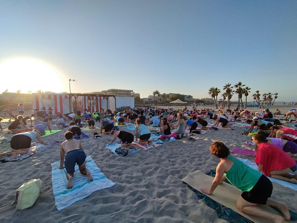 La “superluna azul” trae el último festival de yoga a Canet La “superluna azul” trae el último festival de yoga a Canet