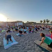 La “superluna azul” trae el último festival de yoga a Canet La “superluna azul” trae el último festival de yoga a Canet