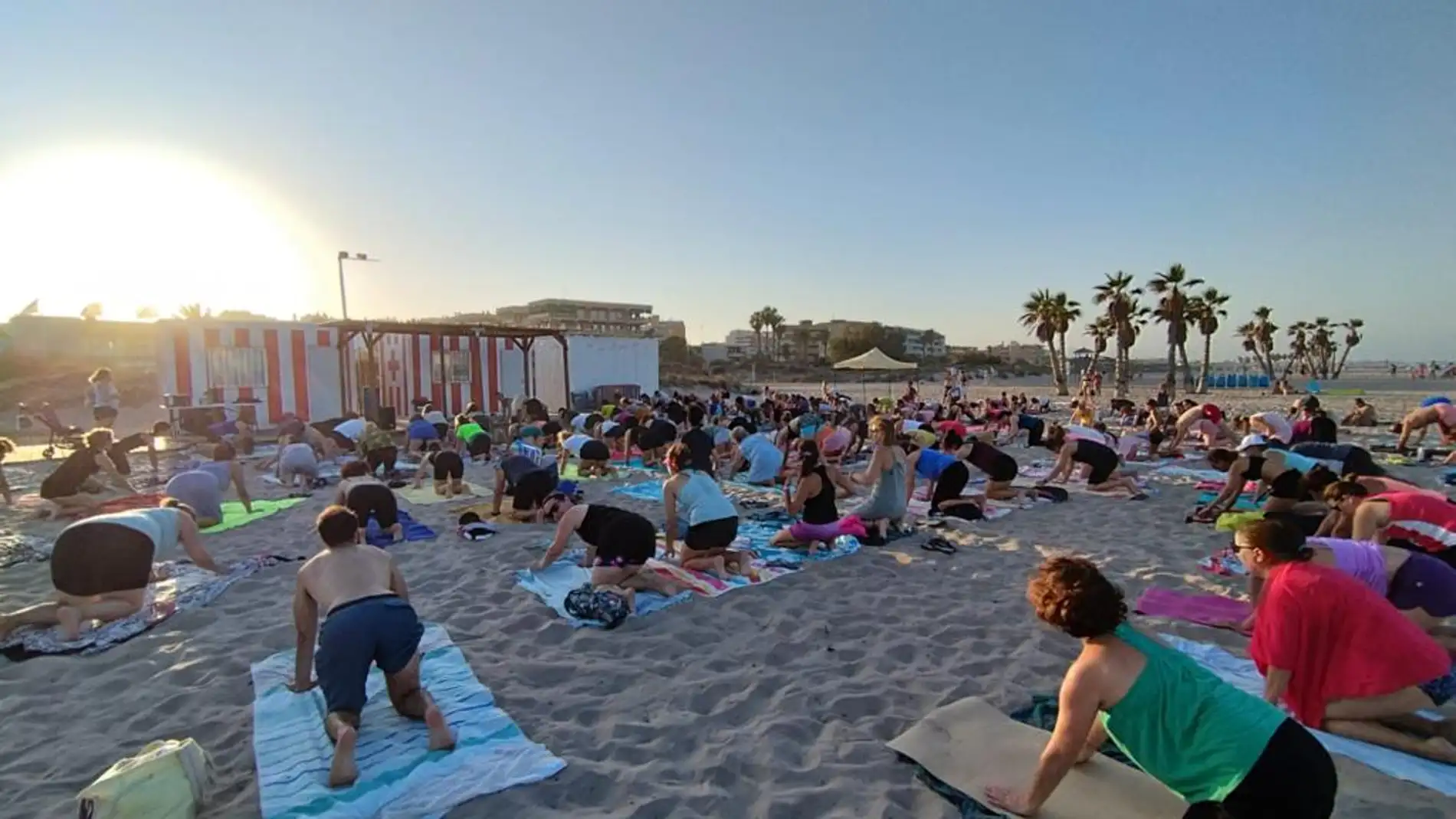 La “superluna azul” trae el último festival de yoga a Canet