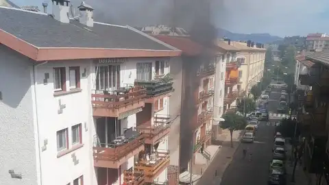 Imagen del incendio en Jaca. Imagen del incendio en Jaca.