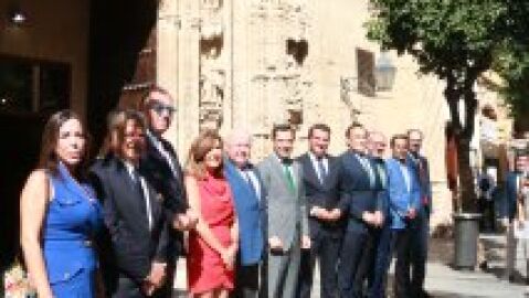 El presidente de la Junta de Andaluc&iacute;a posa junto al alcalde y autoridades en la puerta del Palacio de Congresos