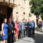 El presidente de la Junta de Andalucía posa junto al alcalde y autoridades en la puerta del Palacio de Congresos