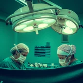 Imagen de archivo de dos médicos operando en un quirófano Imagen de archivo de dos médicos operando en un quirófano