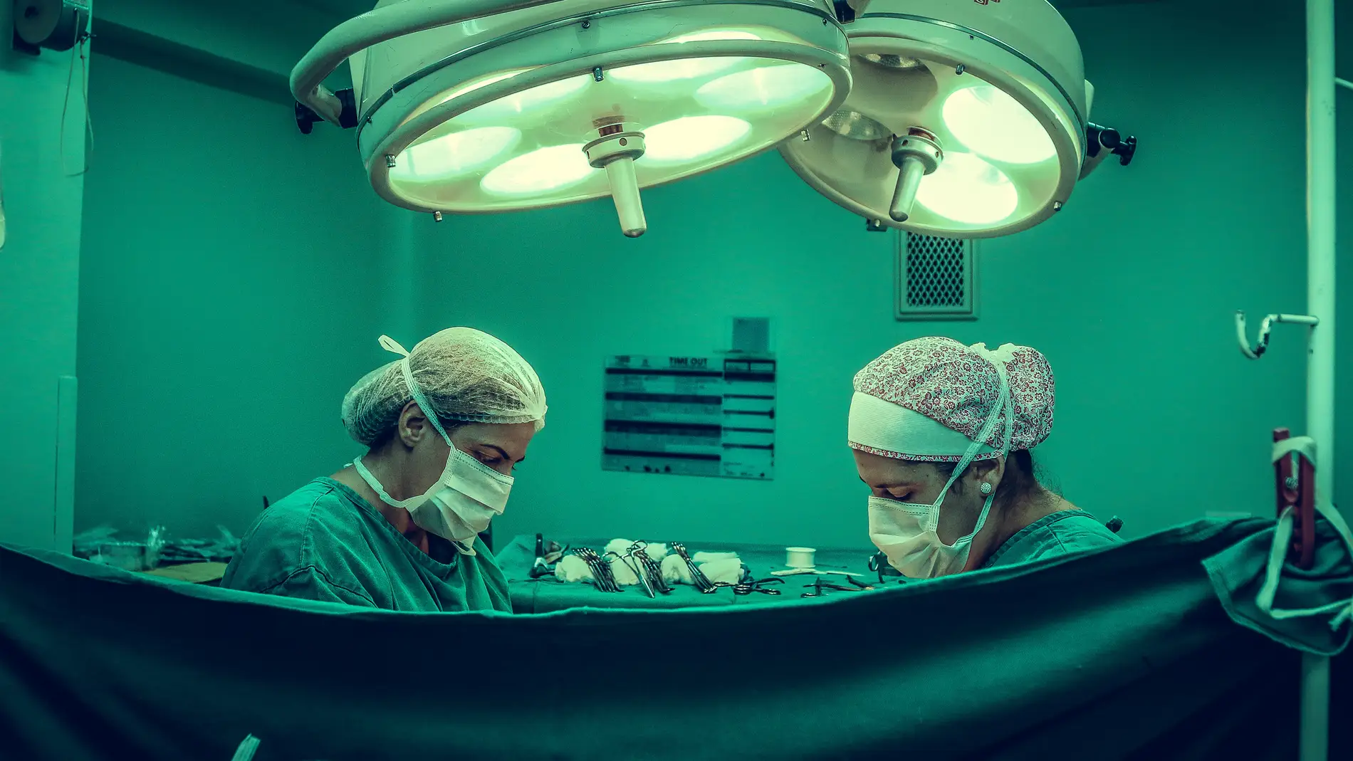 Imagen de archivo de dos médicos operando en un quirófano
