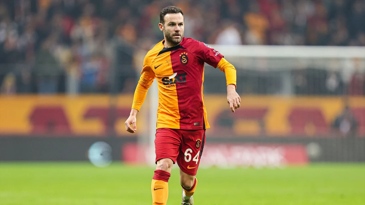 El futbolista español Juan Mata, con la camiseta del Galatasaray
