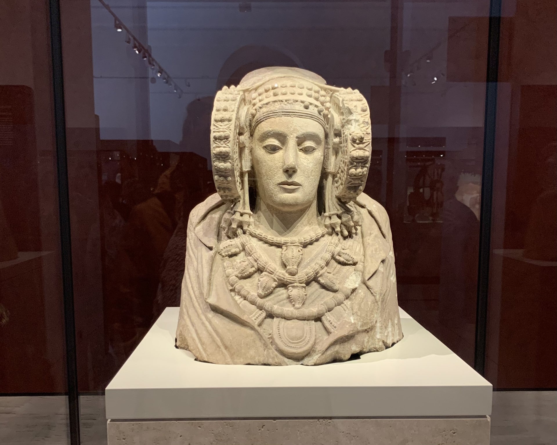 Gobierno central y Generalitat crearán una comisión técnica para analizar la viabilidad de una cesión de la Dama de Elche Gobierno central y Generalitat crearán una comisión técnica para analizar la viabilidad de una cesión de la Dama de Elche