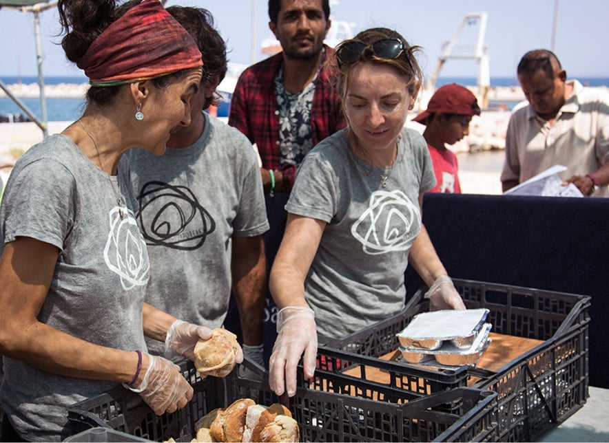 Zaporeak cumple diez años repartiendo comida en Lesbos Zaporeak cumple diez años repartiendo comida en Lesbos