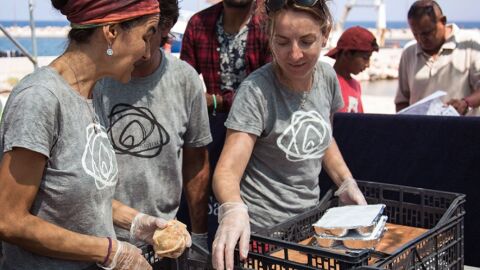 Voluntarias de &quot;Zaporeak&quot; reparten comida