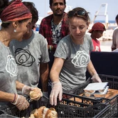 Voluntarias de "Zaporeak" reparten comida Voluntarias de "Zaporeak" reparten comida