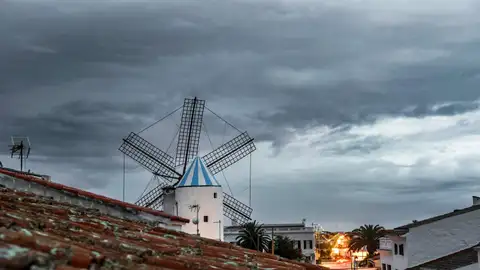 En la imagen de archivo, la localidad menorquina de Sant Lluís con cielos nubosos por el paso de una depresión aislada en niveles altos o DANA. En la imagen de archivo, la localidad menorquina de Sant Lluís con cielos nubosos por el paso de una depresión aislada en niveles altos o DANA.