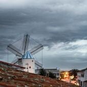 En la imagen de archivo, la localidad menorquina de Sant Lluís con cielos nubosos por el paso de una depresión aislada en niveles altos o DANA.