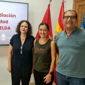 El concejal de Bienestar Social del Ayuntamiento de Elda, David Guardiola, junto a las abogadas Catalina Alcázar y María Dolores Hernández.