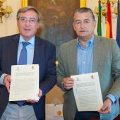 El presidente de la Autoridad Portuaria de Sevilla, Rafael Carmona, y el consejero de la Presidencia, Antonio Sanz, este miércoles tras la firma del convenio para integrar el puerto en el Servicio de Emergencias 112. 