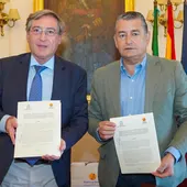 El presidente de la Autoridad Portuaria de Sevilla, Rafael Carmona, y el consejero de la Presidencia, Antonio Sanz, este miércoles tras la firma del convenio para integrar el puerto en el Servicio de Emergencias 112. El presidente de la Autoridad Portuaria de Sevilla, Rafael Carmona, y el consejero de la Presidencia, Antonio Sanz, este miércoles tras la firma del convenio para integrar el puerto en el Servicio de Emergencias 112.