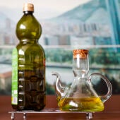 Imagen de una botella de aceite y una aceitera