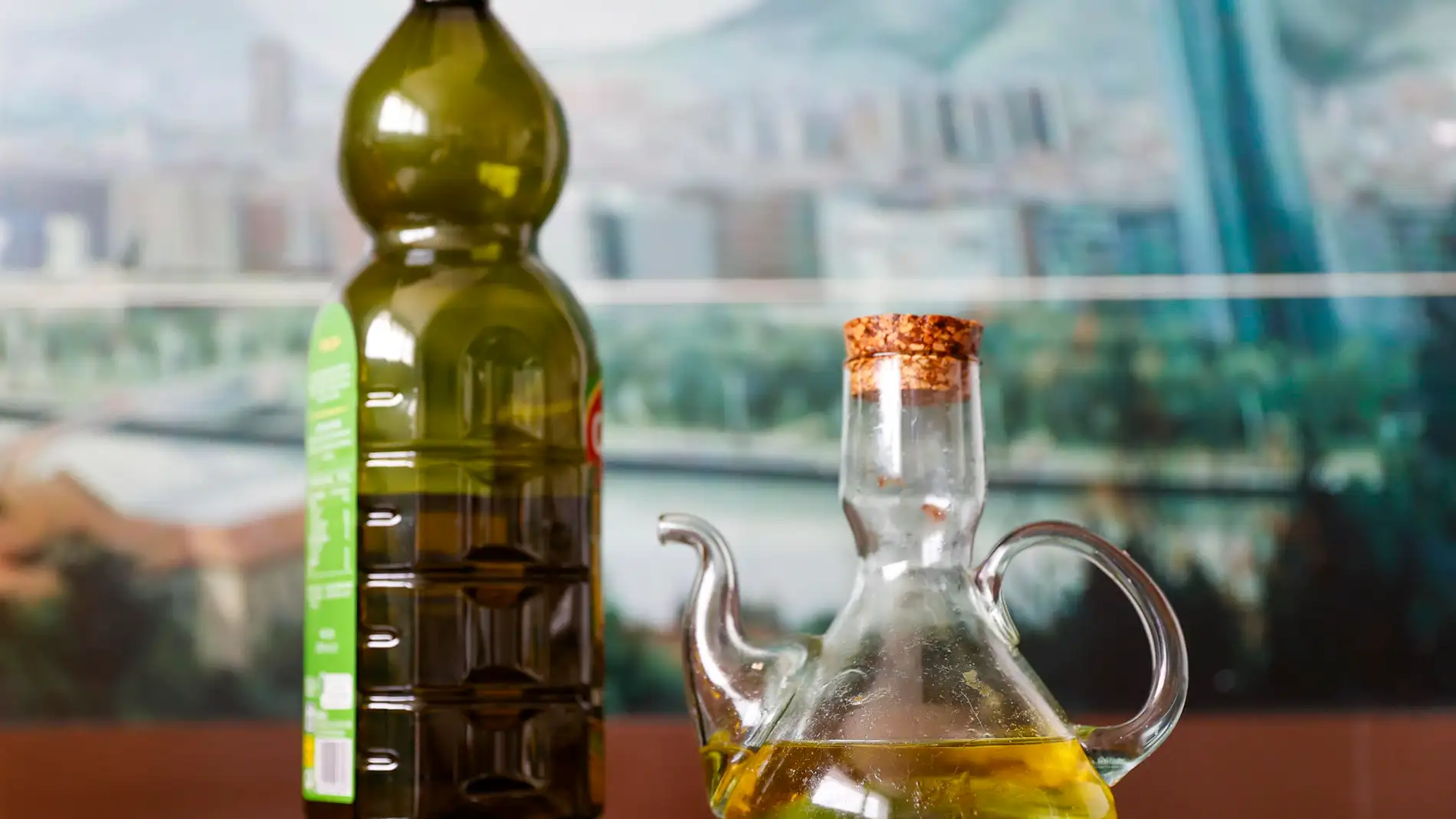 Imagen de una botella de aceite y una aceitera