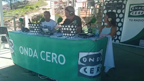 Programa especial desde la Isla de Ons Invitados en el set de radio de Onda Cero