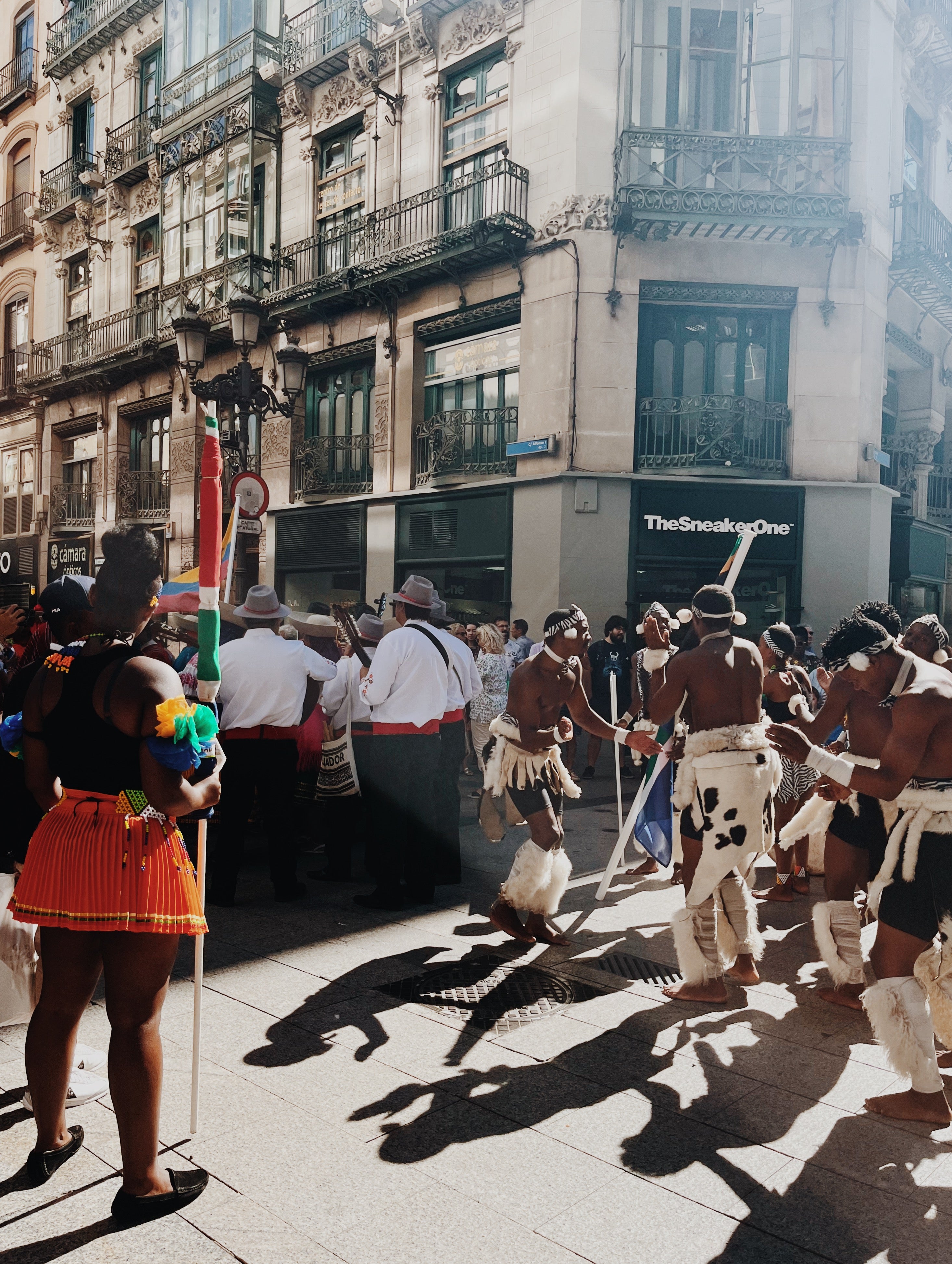 El desfile de EIFOLK tiñe Zaragoza de colores El desfile de EIFOLK tiñe Zaragoza de colores