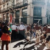 El desfile de EIFOLK tiñe Zaragoza de colores