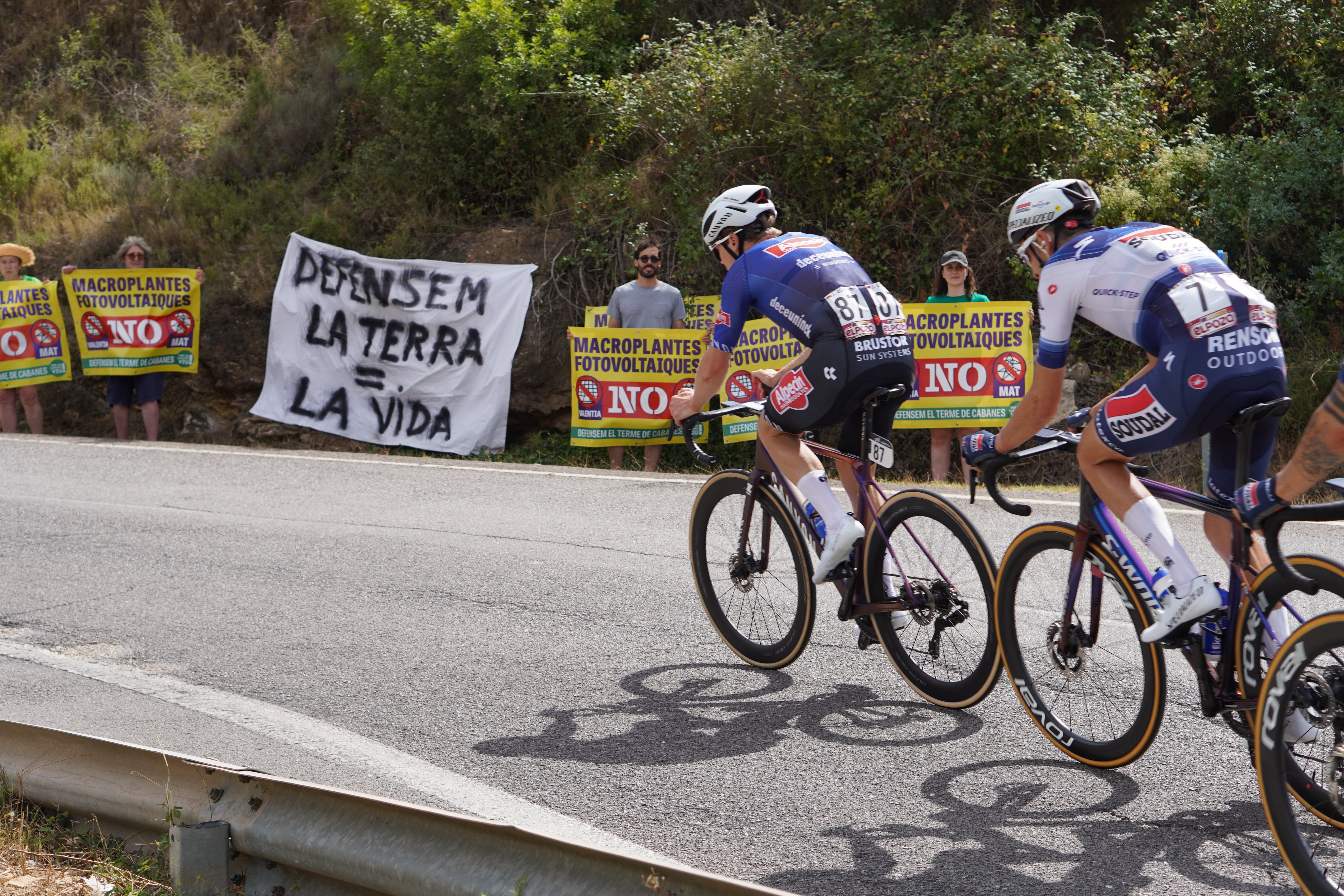 Las asociaciones contra las macroplantas fotovoltaicas visibilizan su lucha en La Vuelta Las asociaciones contra las macroplantas fotovoltaicas visibilizan su lucha en La Vuelta
