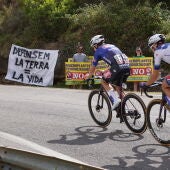 Las asociaciones contra las macroplantas fotovoltaicas visibilizan su lucha en La Vuelta