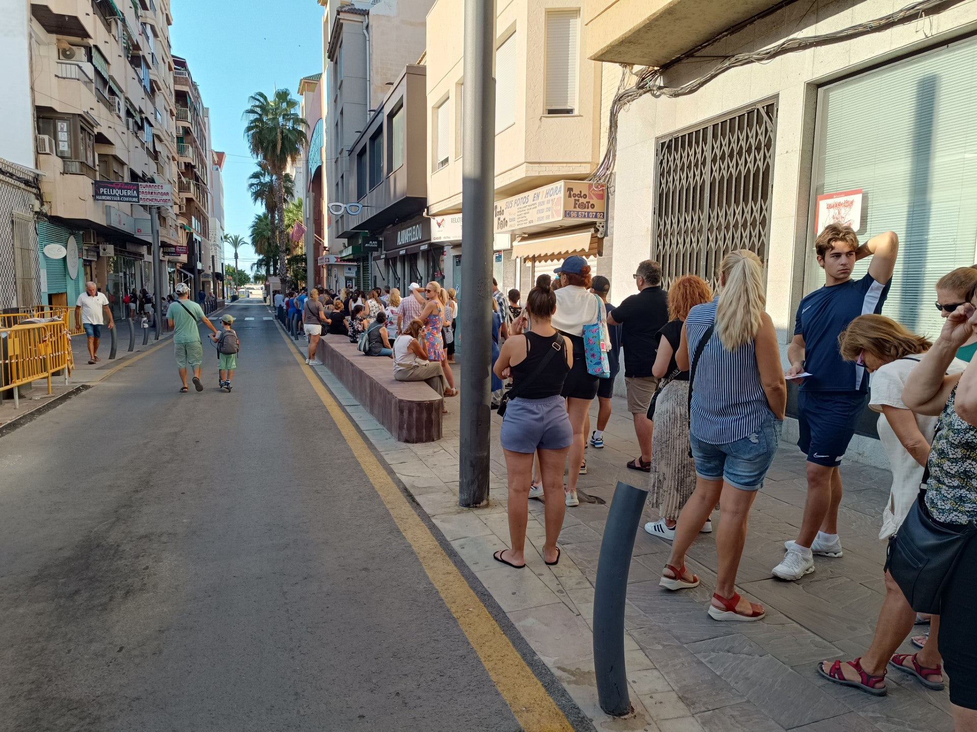 Comercio retomará la venta online en la próxima edición de Bono Consumo para evitar las colas y quejas ciudadanas Comercio retomará la venta online en la próxima edición de Bono Consumo para evitar las colas y quejas ciudadanas
