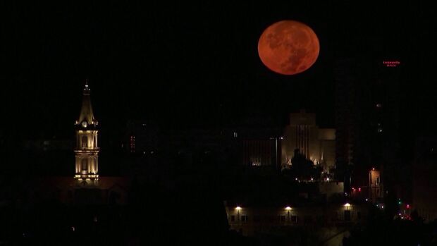 Así se vio la superluna azul de agosto desde España y en otros lugares del mundo