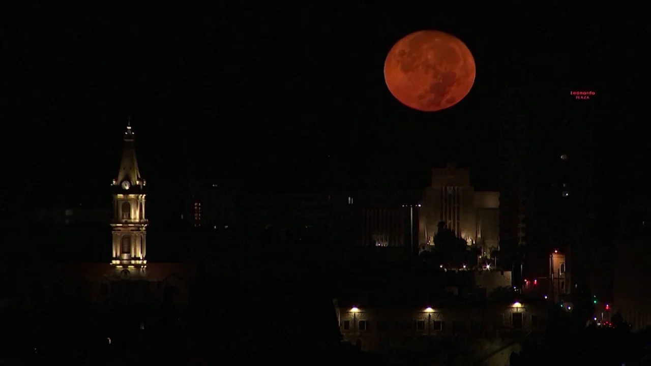 Así se vio la superluna azul de agosto desde España y en otros lugares del mundo Así se vio la superluna azul de agosto desde España y en otros lugares del mundo